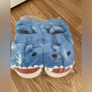 Kids shark slippers size 34-35 (big kids size 2-3)
